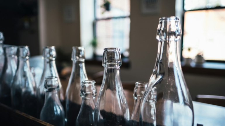 szklane butelki stojące w rzędzie