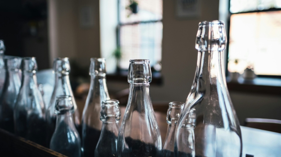 szklane butelki stojące w rzędzie